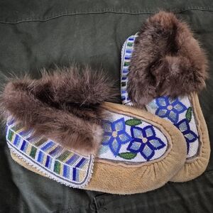 Vintage Metis Beaded Moccasins Lwather And Fur Womens Size 11 Mens 9